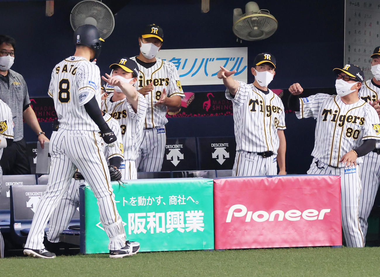 阪神対DeNA 3回裏阪神1死三塁、中犠飛で追加点をあげた佐藤輝（左）を指さす矢野監督（撮影・清水貴仁）