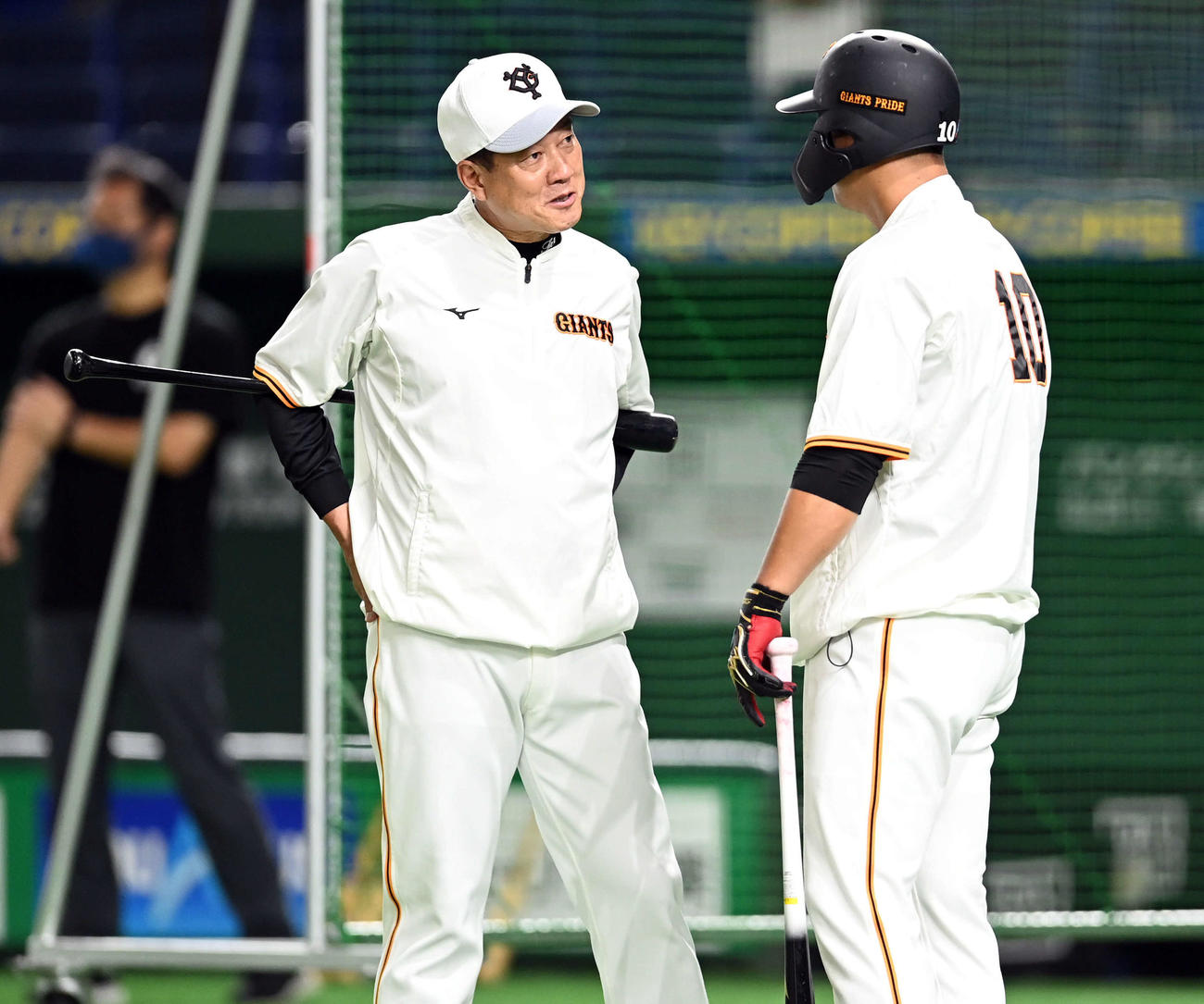 巨人対広島　中田（右）と談笑する巨人原監督（撮影・たえ見朱実）