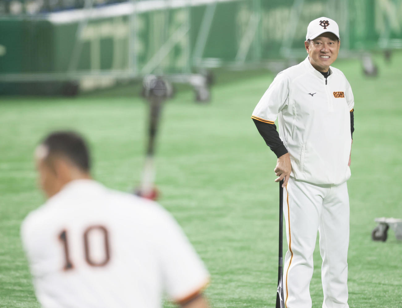 巨人中田（左）の打撃練習を笑顔で見つめる原監督（撮影・足立雅史）