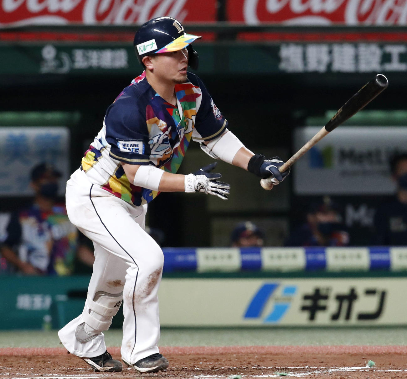 4回西武無死一、三塁、岡田が右前に適時打を放つ（共同）
