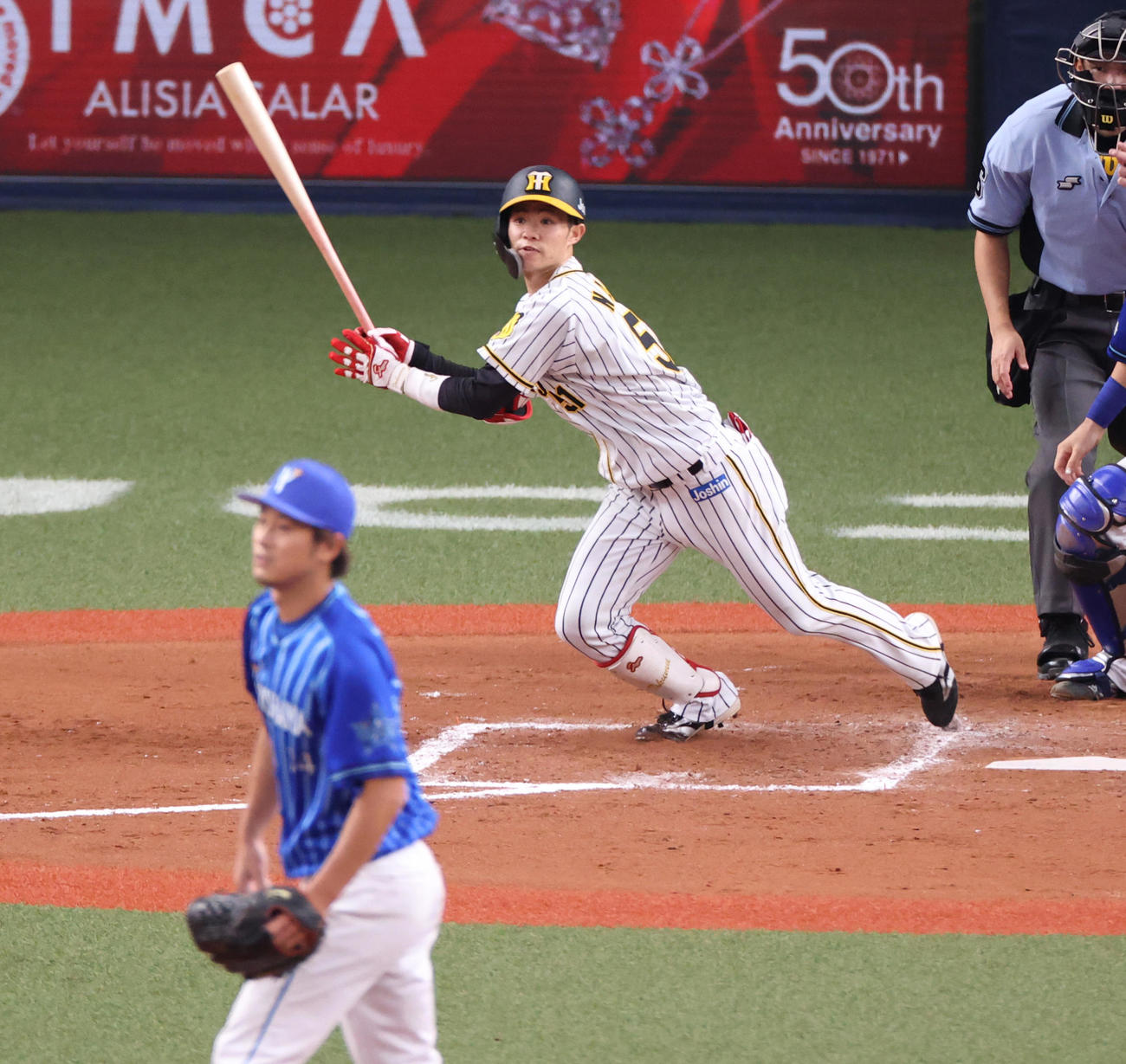 阪神対DeNA 7回裏阪神無死一、二塁、右前適時打を放つ中野（撮影・清水貴仁）
