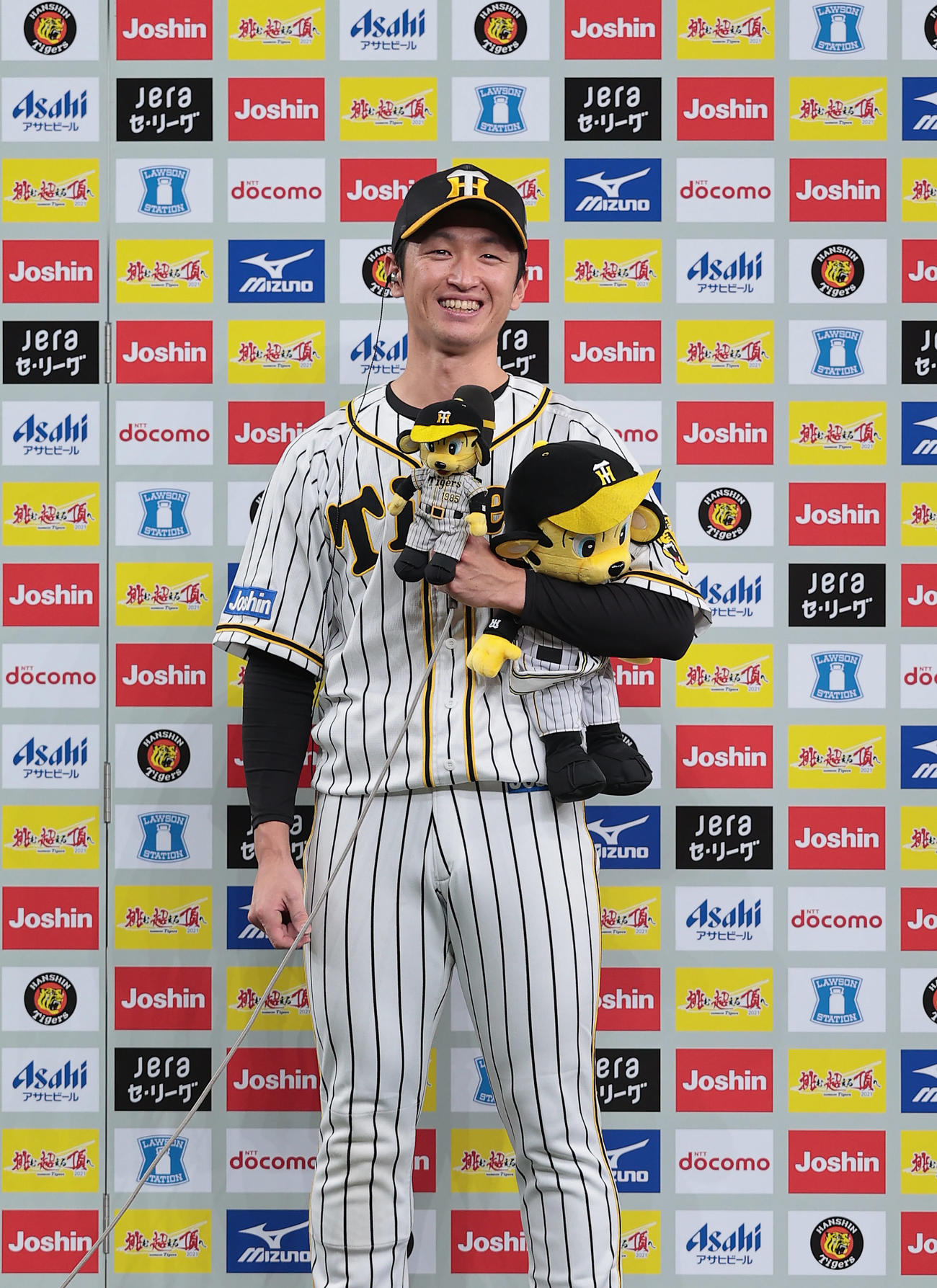 阪神対DeNA　ヒーローインタビューに笑顔で答える阪神近本（撮影・前田充）
