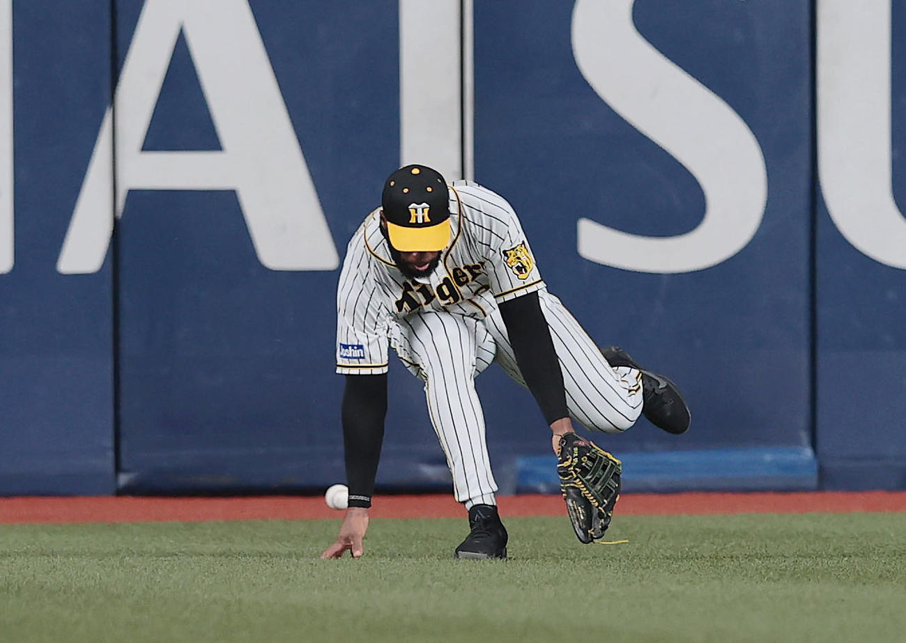 阪神対DeNA 6回表DeNA無死一塁、宮崎の左前打を後逸する左翼手ロハス（撮影・前田充）