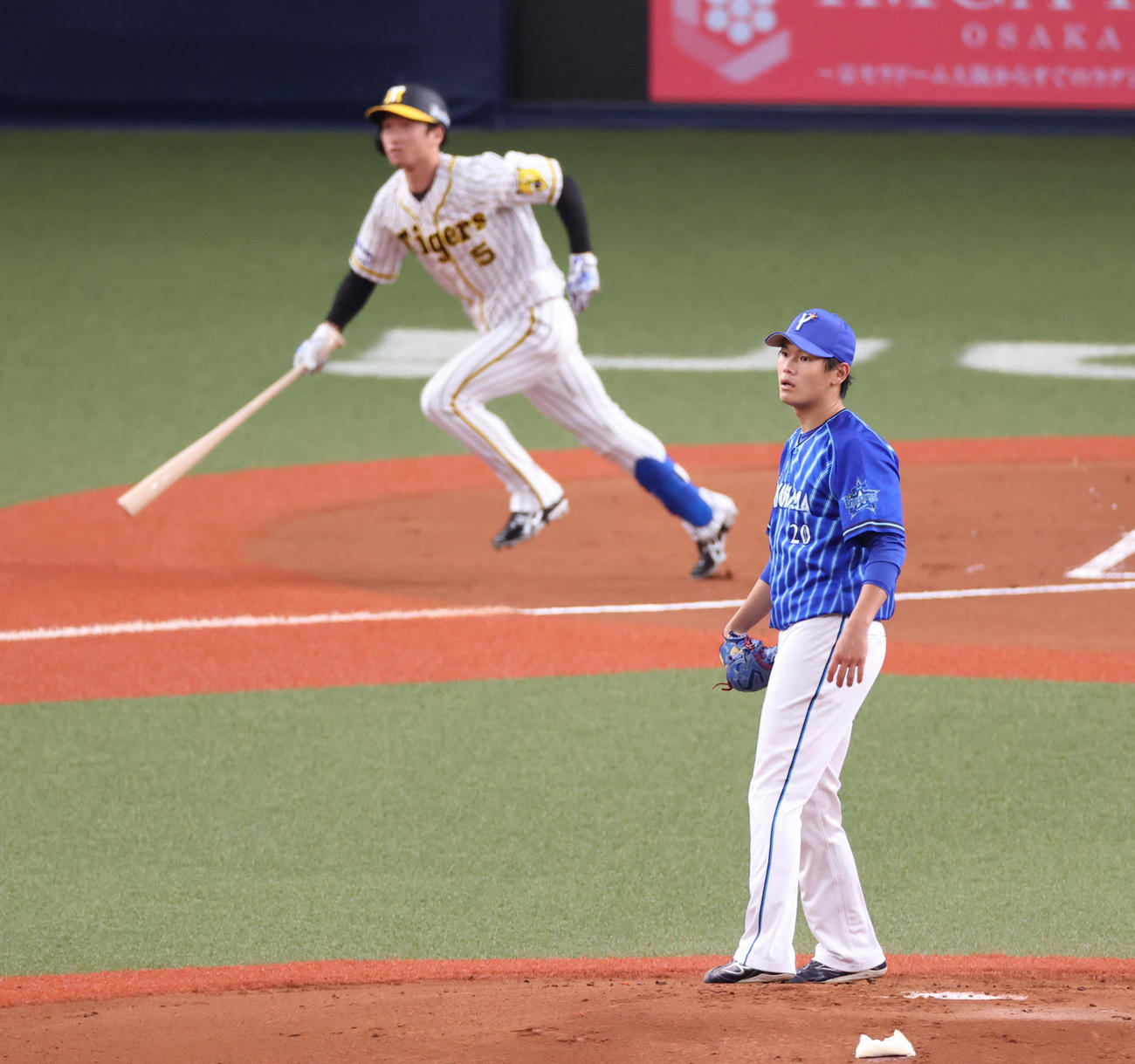 阪神対DeNA 1回裏阪神無死、近本に右越えの先頭打者本塁打を浴びるDeNA坂本（撮影・清水貴仁）