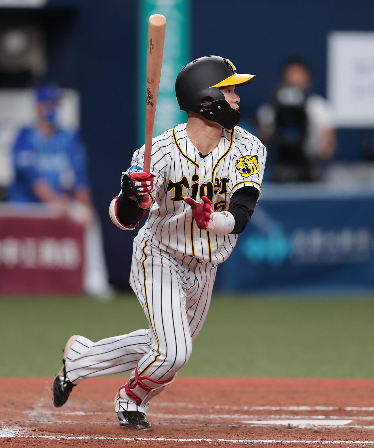 阪神対DeNA 7回裏阪神無死一、二塁、右前適時打を放つ中野（撮影・前田充）