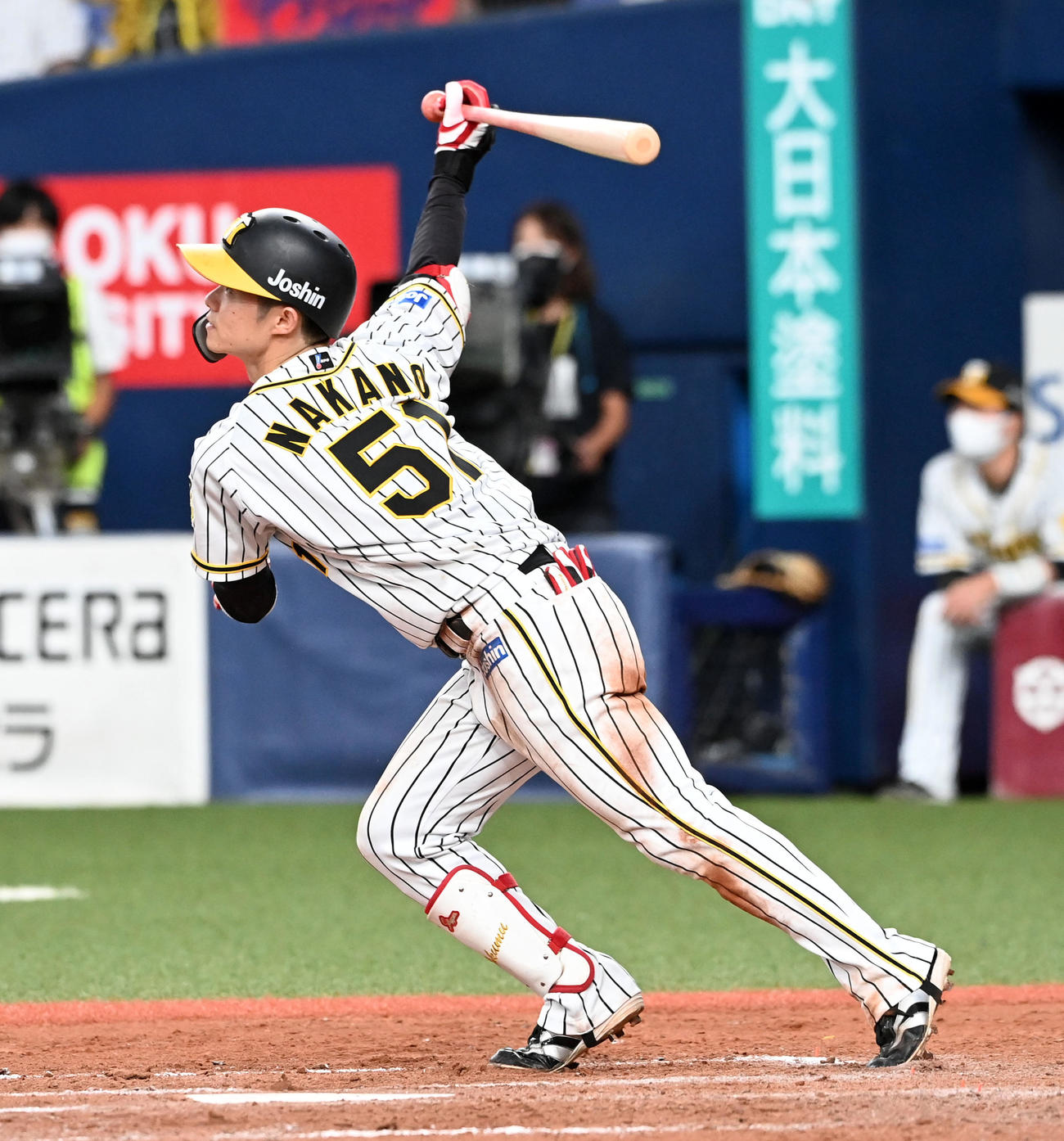 阪神対DeNA 8回裏阪神1死二、三塁、中野は中前適時打を放つ（撮影・前岡正明）