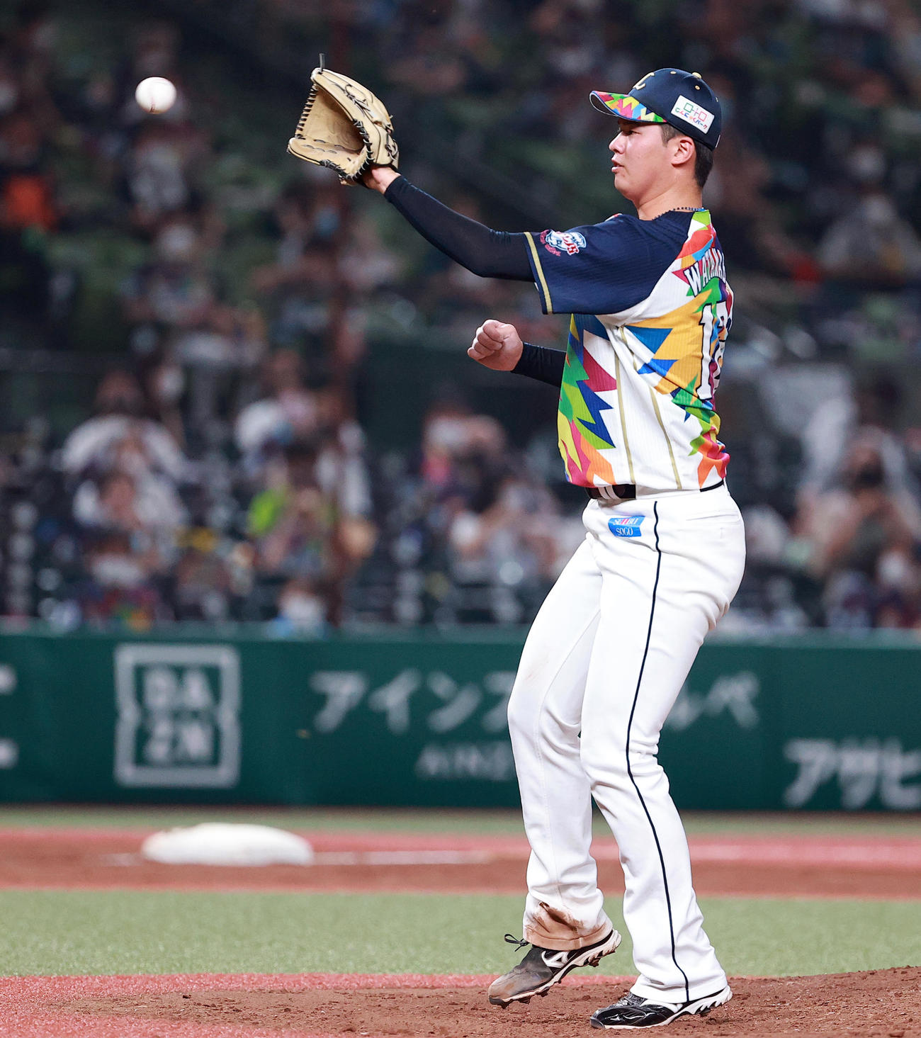 西武対ソフトバンク　5回表ソフトバンク2死、三森の投手返しを捕球する渡辺（撮影・浅見桂子）