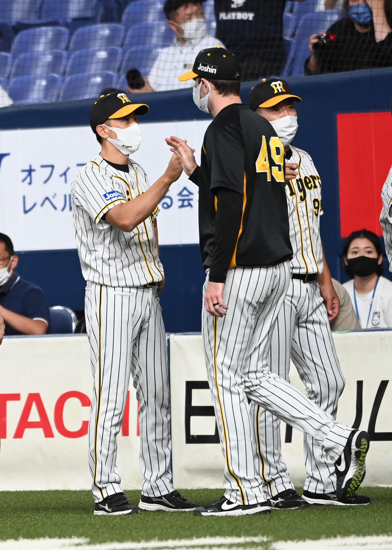 阪神対DeNA　ガンケル（右）を祝福する矢野監督（撮影・前岡正明）