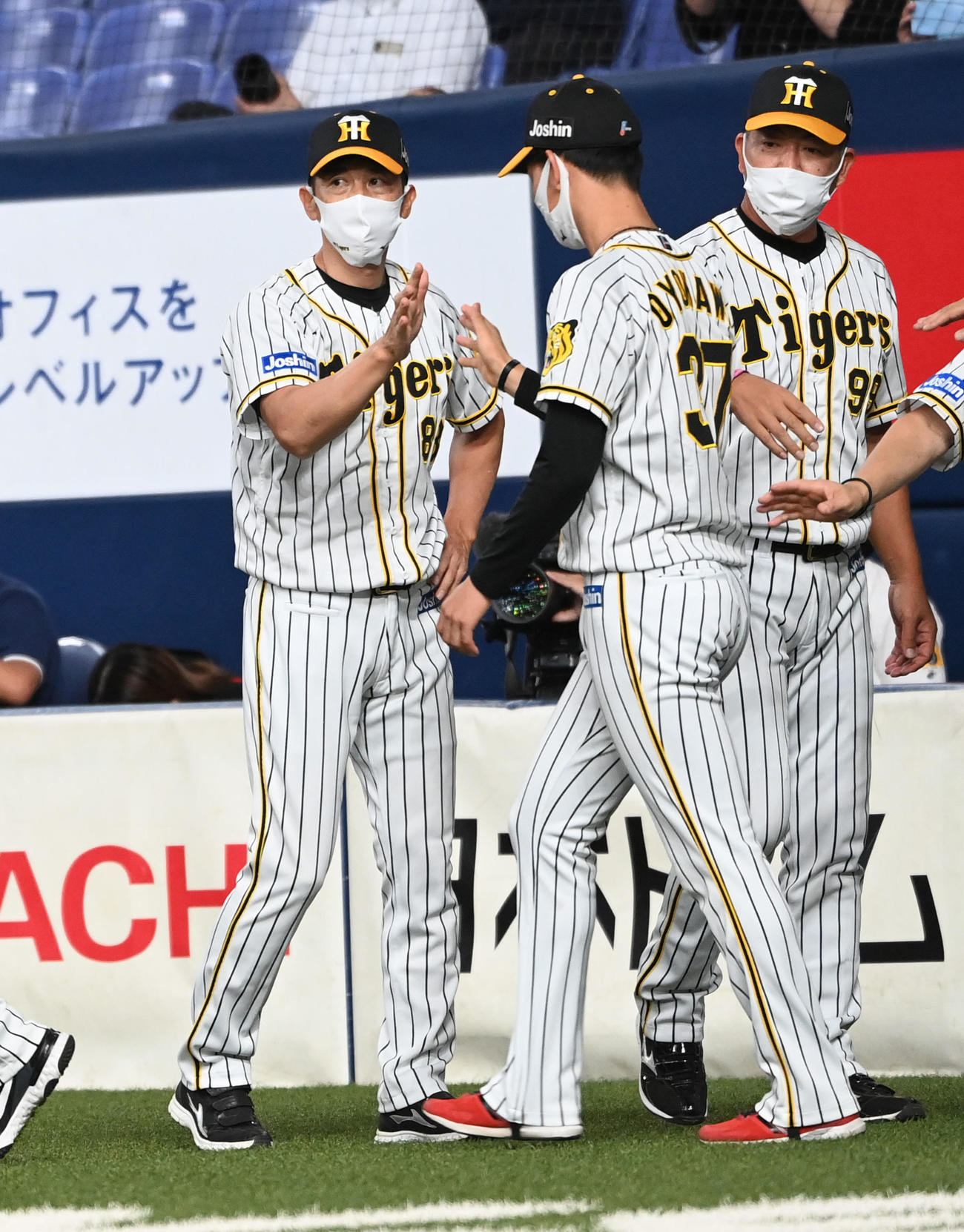 阪神対DeNA　及川（右）を祝福する矢野監督（撮影・前岡正明）