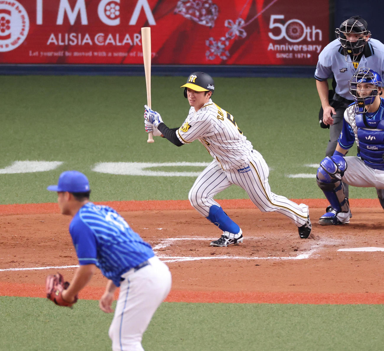 阪神対DeNA 8回裏阪神無死一、二塁、一ゴロに倒れる近本（撮影・清水貴仁）