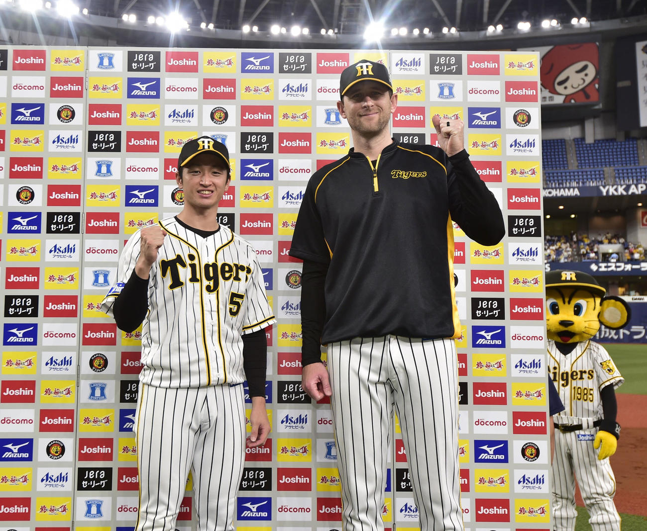 阪神対DeNA　ヒーローインタビュー後、笑顔でポーズをとる阪神近本（左）とガンケル（代表撮影）