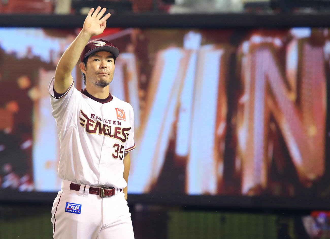 楽天対オリックス　オリックスに勝利しスタンドのファンに手を振る楽天島内（撮影・垰建太）