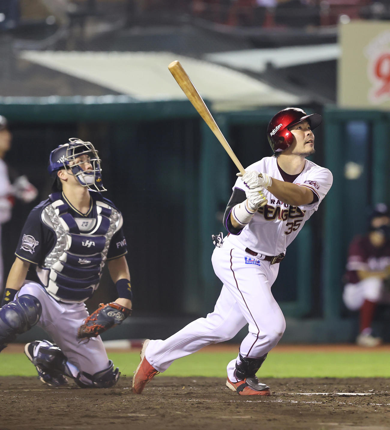 楽天対オリックス　4回裏楽天無死一塁、2点本塁打を放つ島内（撮影・垰建太）