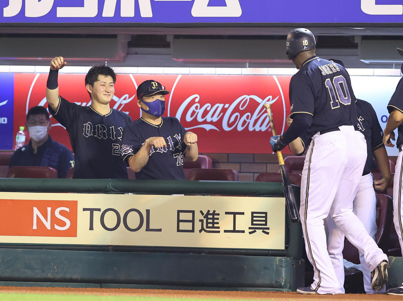 楽天対オリックス　6回表オリックス1死、2者連続となるソロ本塁打を放ったジョーンズ（右）をグータッチで出迎える中嶋監督（中央）（撮影・垰建太）