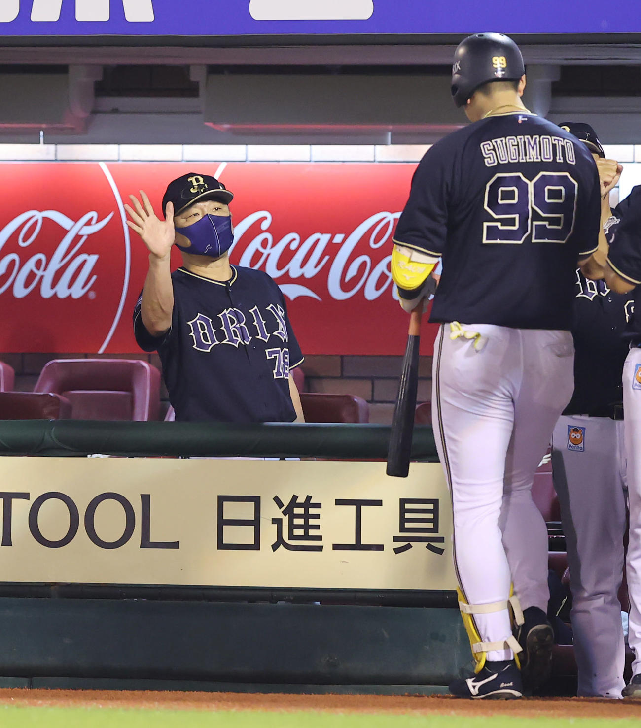 楽天対オリックス　6回表オリックス1死三塁、右越え2点本塁打を放った杉本（右）を出迎える中嶋聡監督（撮影・垰建太）