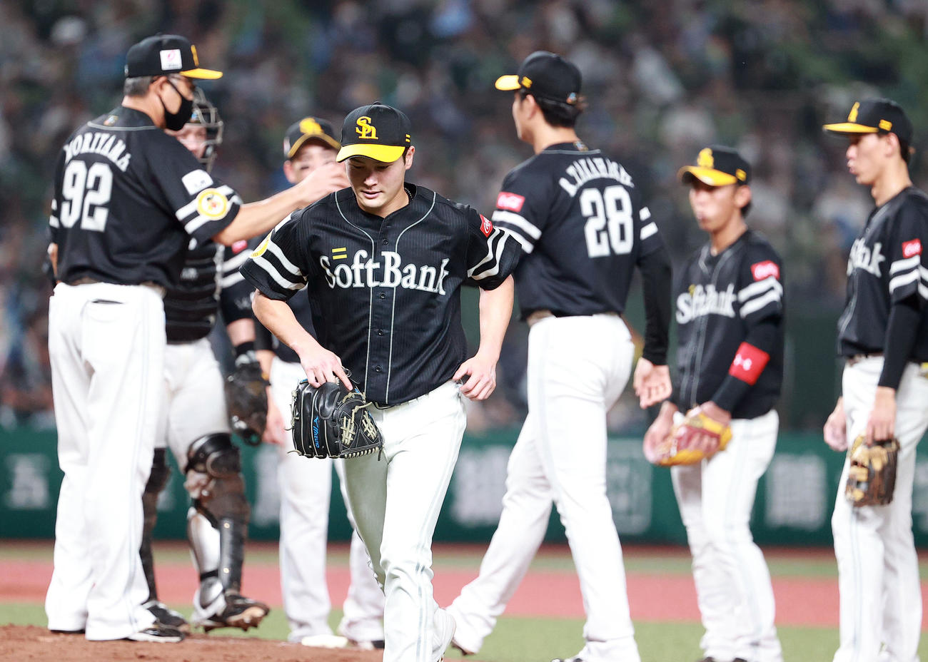 西武対ソフトバンク　4回裏西武無死一、二塁、鈴木に送りバントを決められて降板を告げられた笠谷（手前）は悔しそうにベンチに引き揚げる（撮影・浅見桂子）