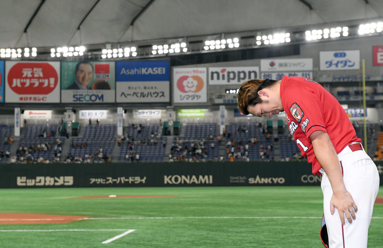 巨人対広島　巨人に勝利した広島鈴木誠は、ヒーローインタビューに姿を見せるとファンに向かって一礼（撮影・たえ見朱実）