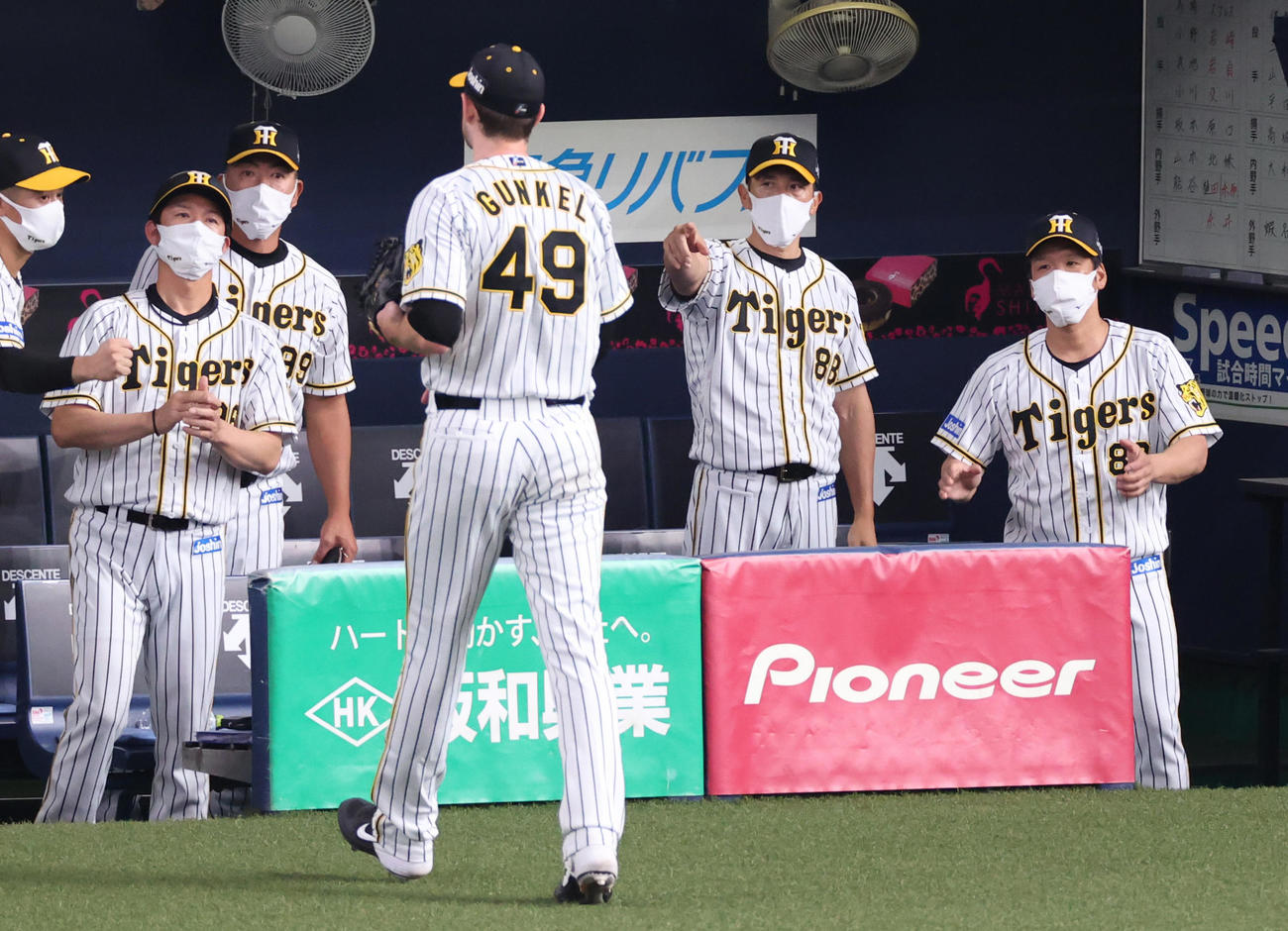 阪神対DeNA 7回表DeNA1死一塁、降板するガンケル（手前）をたたえる矢野監督（撮影・清水貴仁）