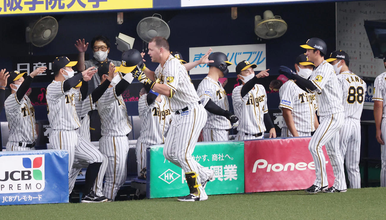 阪神対DeNA 3回裏阪神1死三塁、左越え2点本塁打を放ちハッピーハンズをみせるサンズ（撮影・清水貴仁）