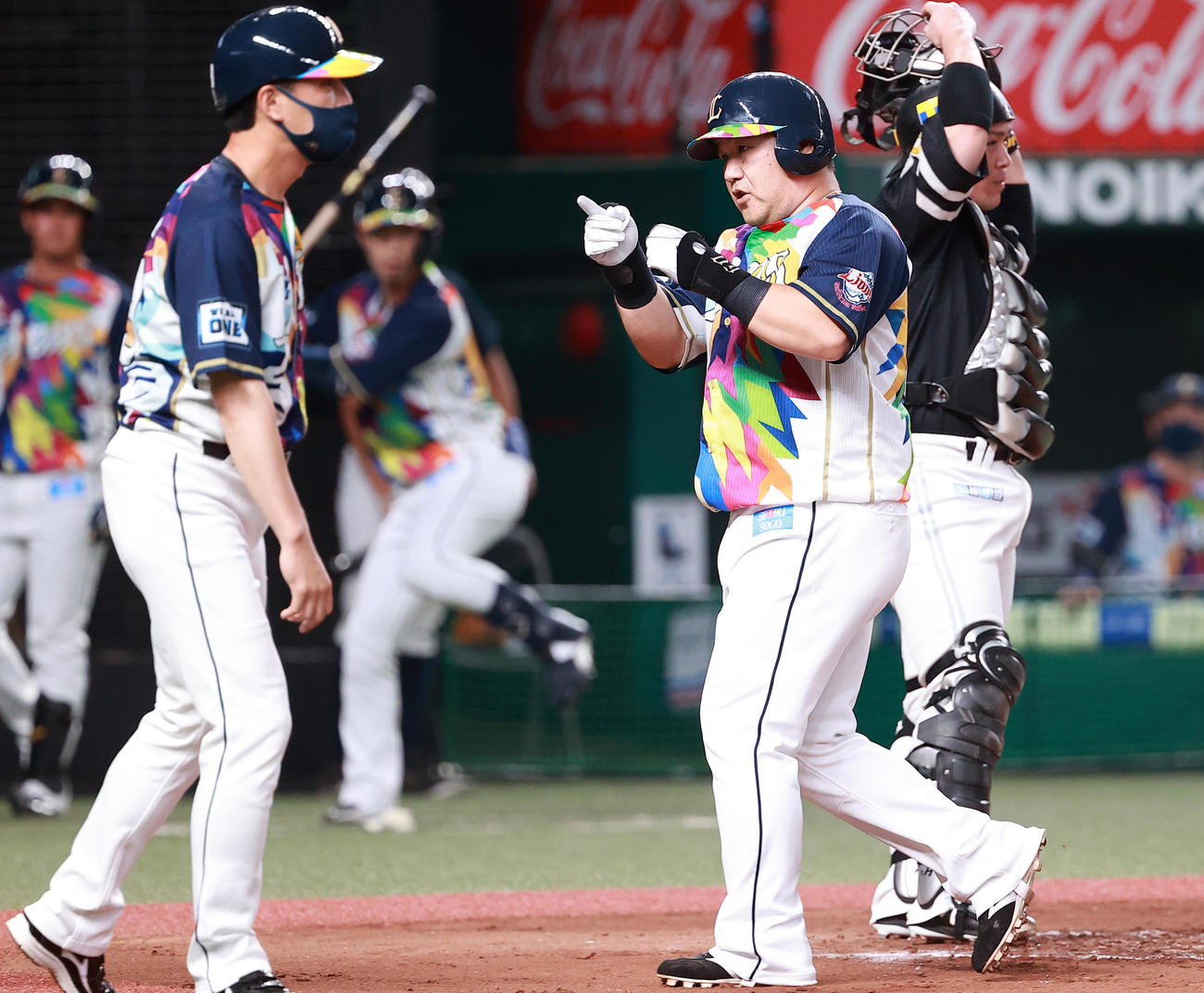 西武対ソフトバンク　1回裏西武2死一塁、中村は2点本塁打を放ち。指さしポーズで生還（撮影・浅見桂子）