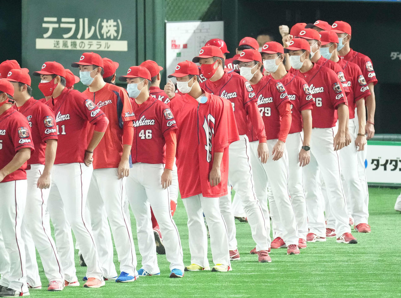 巨人対広島　巨人に快勝し、ナインを迎える広島佐々岡監督（中央）（撮影・鈴木みどり）