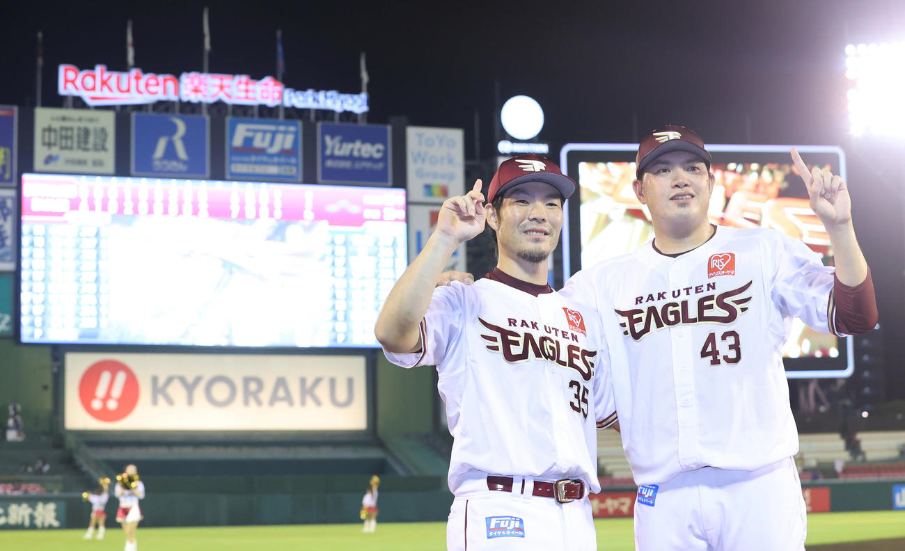 楽天対オリックス　ヒーローインタビューを終え笑顔で写真に納まる楽天島内（左）と宋（撮影・垰建太）