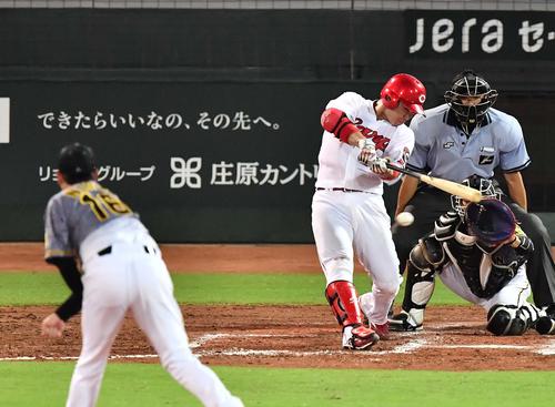 広島対阪神　4回裏広島無死二塁、右前に同点適時打を放つ坂倉（撮影・上田博志）