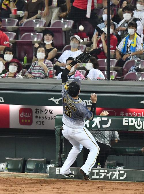 広島対阪神　5回裏広島無死一塁、小園海斗の三邪飛を好捕する大山（撮影・上田博志）
