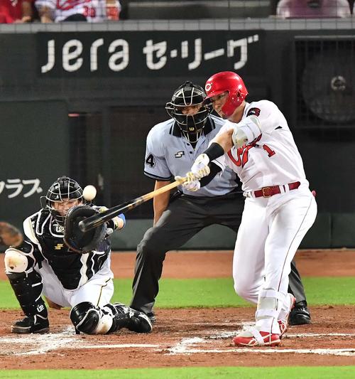 広島対阪神　7回裏広島1死一、二塁、左中間へ2点適時二塁打を放つ鈴木誠（撮影・上田博志）