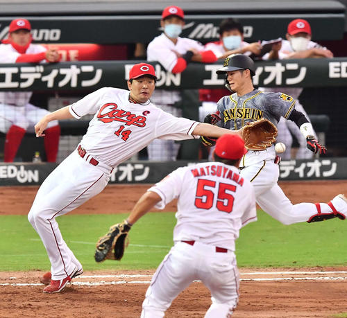 広島対阪神　3回表阪神1死一、二塁、大瀬良（左）は中野（右）の打球を処理した松山の送球を捕れず失点する（撮影・上田博志）