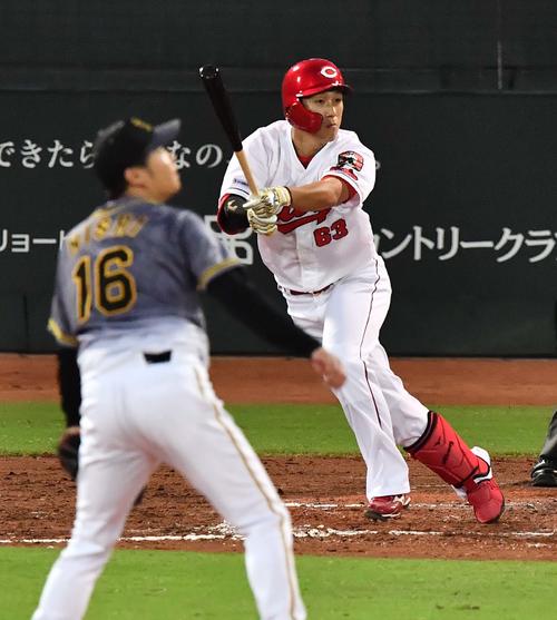 広島対阪神　3回裏広島2死一塁、左翼線へ適時二塁打を放つ西川（撮影・上田博志）
