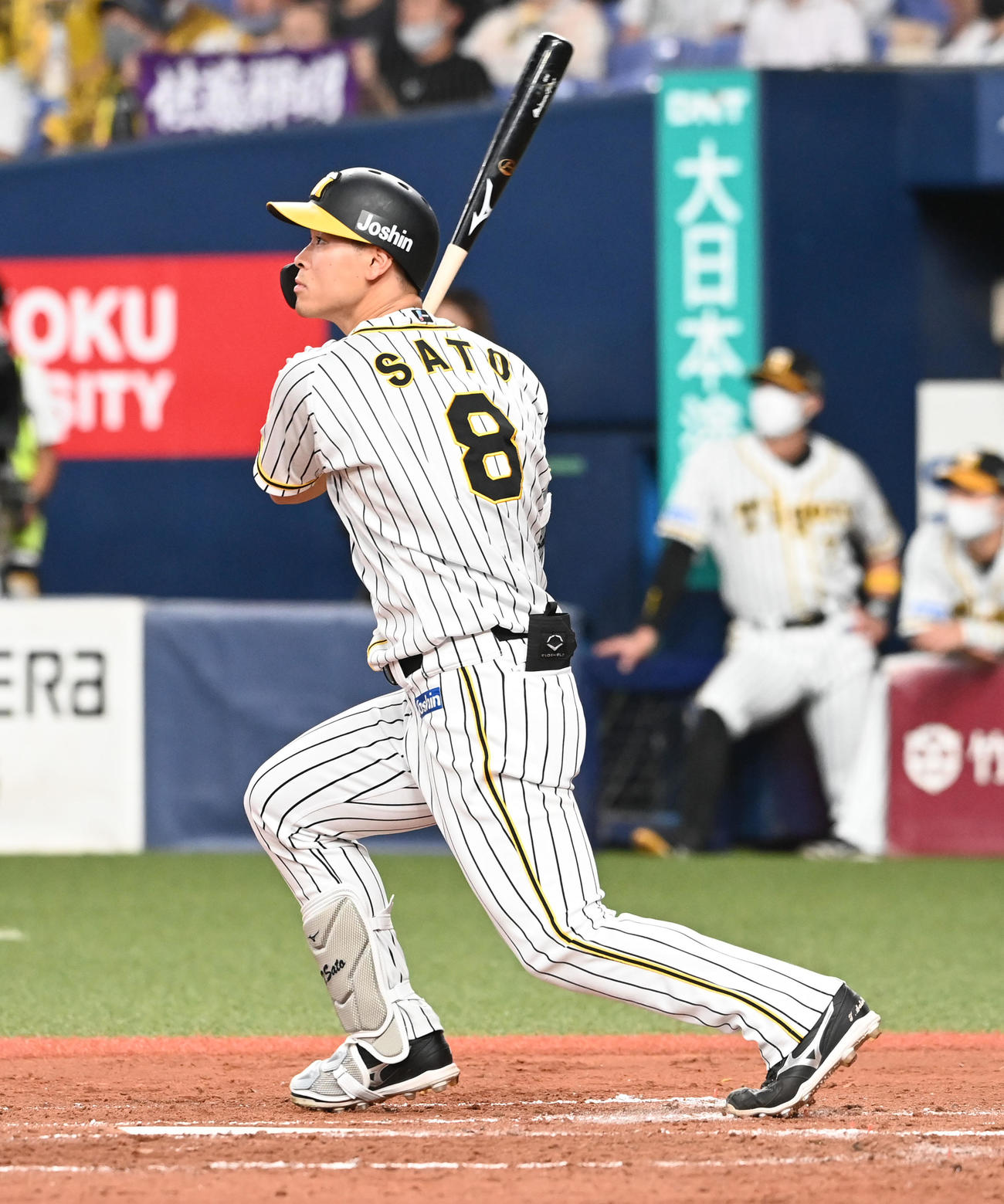 阪神対DeNA 3回裏阪神1死三塁、佐藤輝は中犠飛を放つ（撮影・前岡正明）