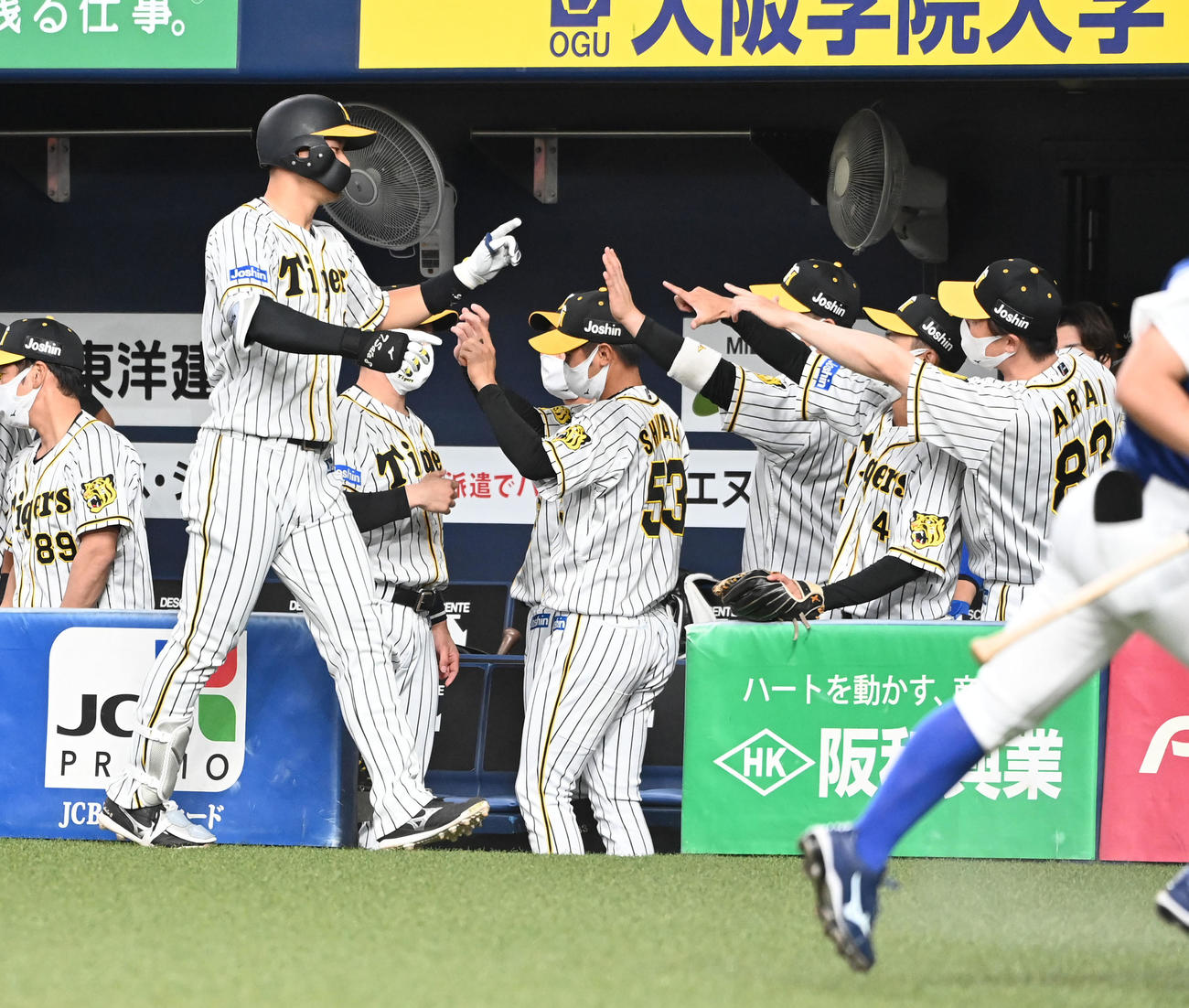 阪神対DeNA 3回裏阪神1死三塁、佐藤輝は中犠飛を放ちナインの祝福を受ける（撮影・前岡正明）