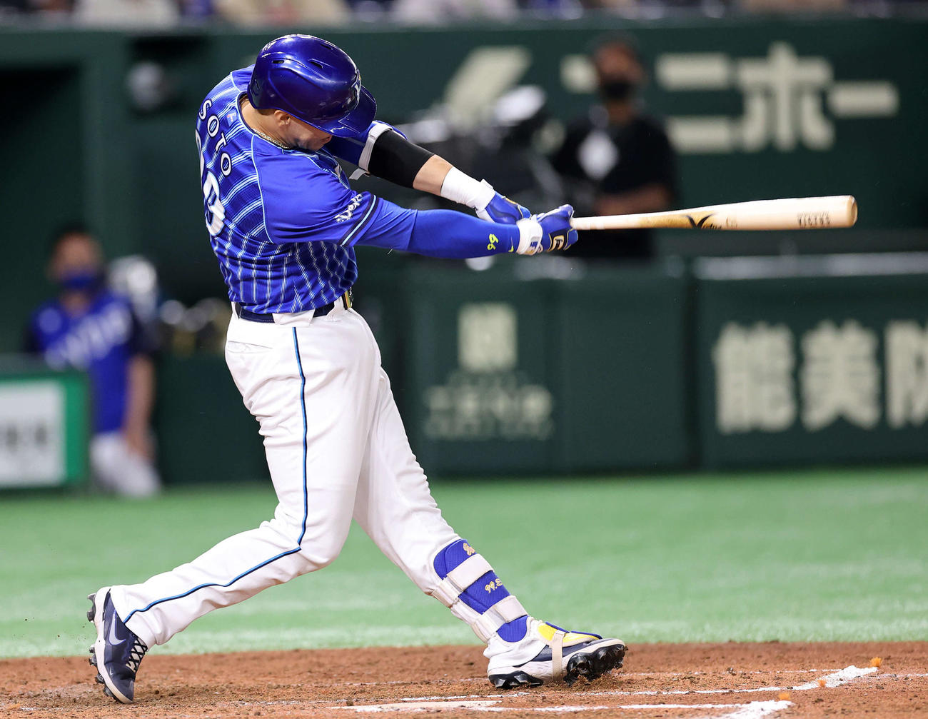 ヤクルト対DeNA 7回表DeNA2死、ソトは左越え本塁打を放つ（撮影・鈴木正人）