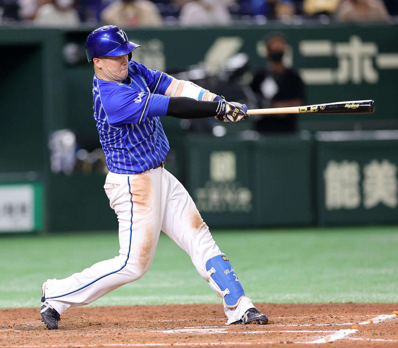 ヤクルト対DeNA 7回表DeNA2死、牧は左中間本塁打を放つ（撮影・鈴木正人）