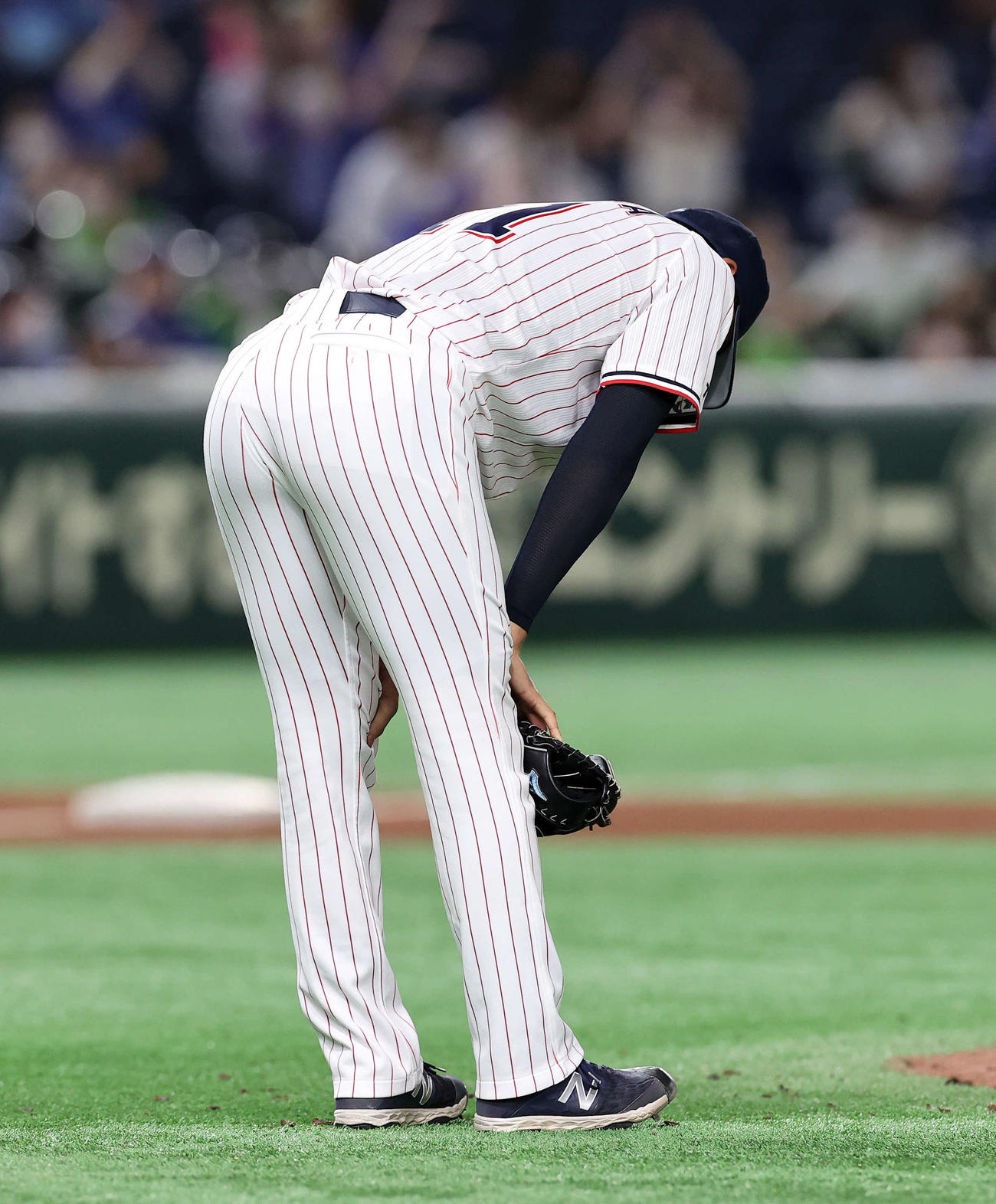 ヤクルト対DeNA 7回表DeNA2死、牧に左中間本塁打を放たれたヤクルト奥川（撮影・鈴木正人）