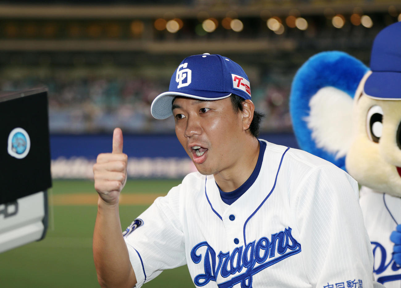 中日対巨人　試合後、カメラに向かってサムアップする大野雄（撮影・狩俣裕三）