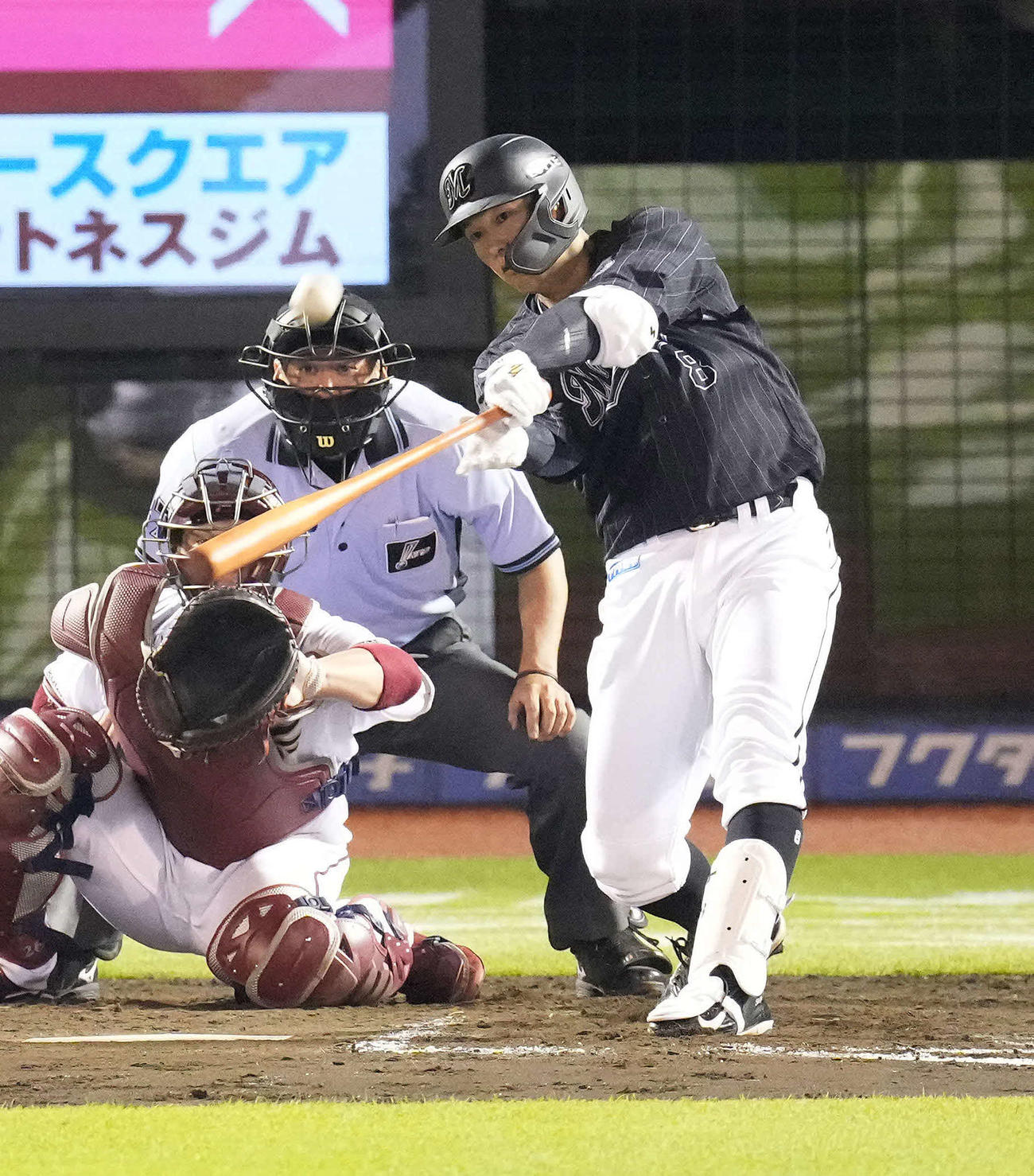 楽天対ロッテ　8回表ロッテ無死、左越えソロ本塁打を放つ中村奨。投手安楽（撮影・鈴木みどり）
