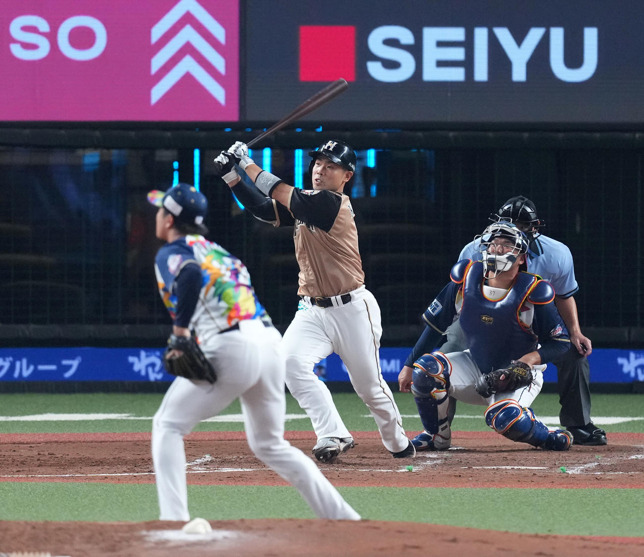 西武対日本ハム　4回表日本ハム無死二、三塁、右越え2点適時三塁打を放つ近藤（撮影・横山健太）