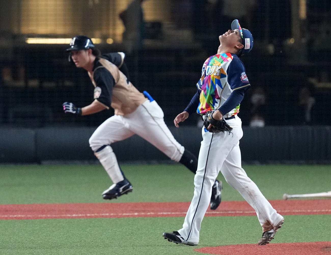 西武対日本ハム　5回表日本ハム1死、浅間（左）に右前打を浴び悔しがる松本（撮影・横山健太）