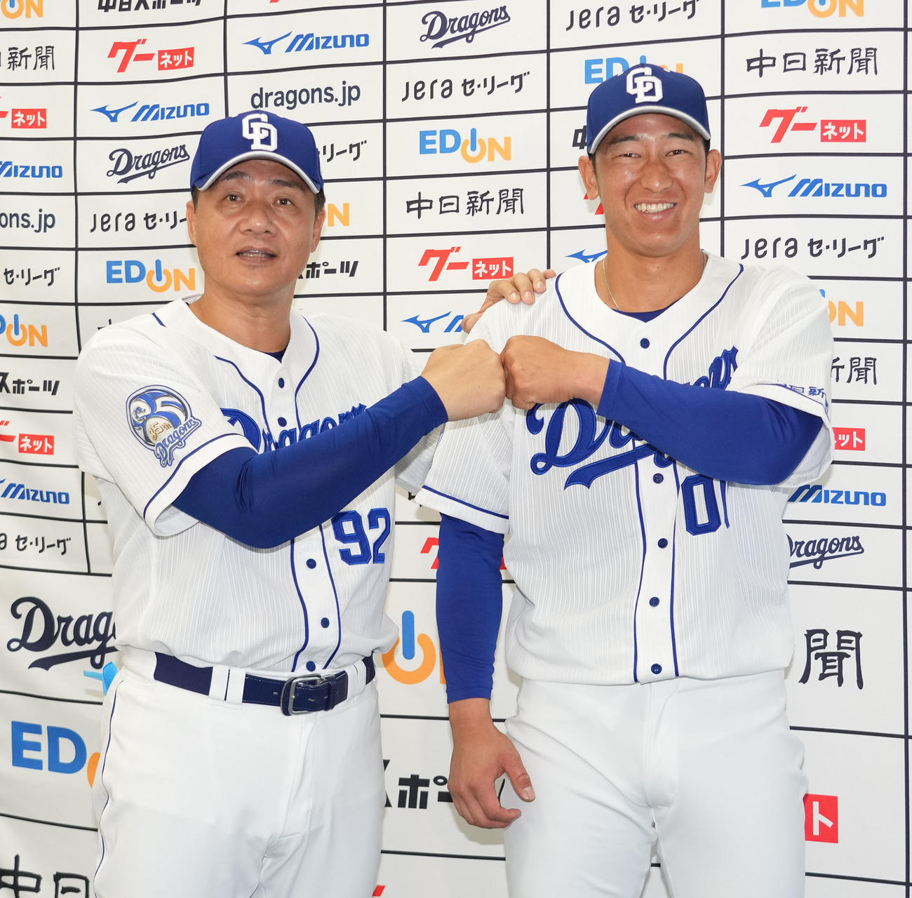 中日対巨人　試合前、支配下登録の会見を終え与田監督（左）と笑顔でポーズを決める石岡（右）（撮影・森本幸一）