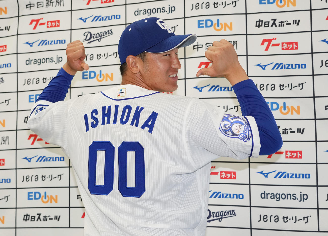 中日対巨人　試合前、支配下登録の会見を終え背番号「00」をアピールする石岡（撮影・森本幸一）