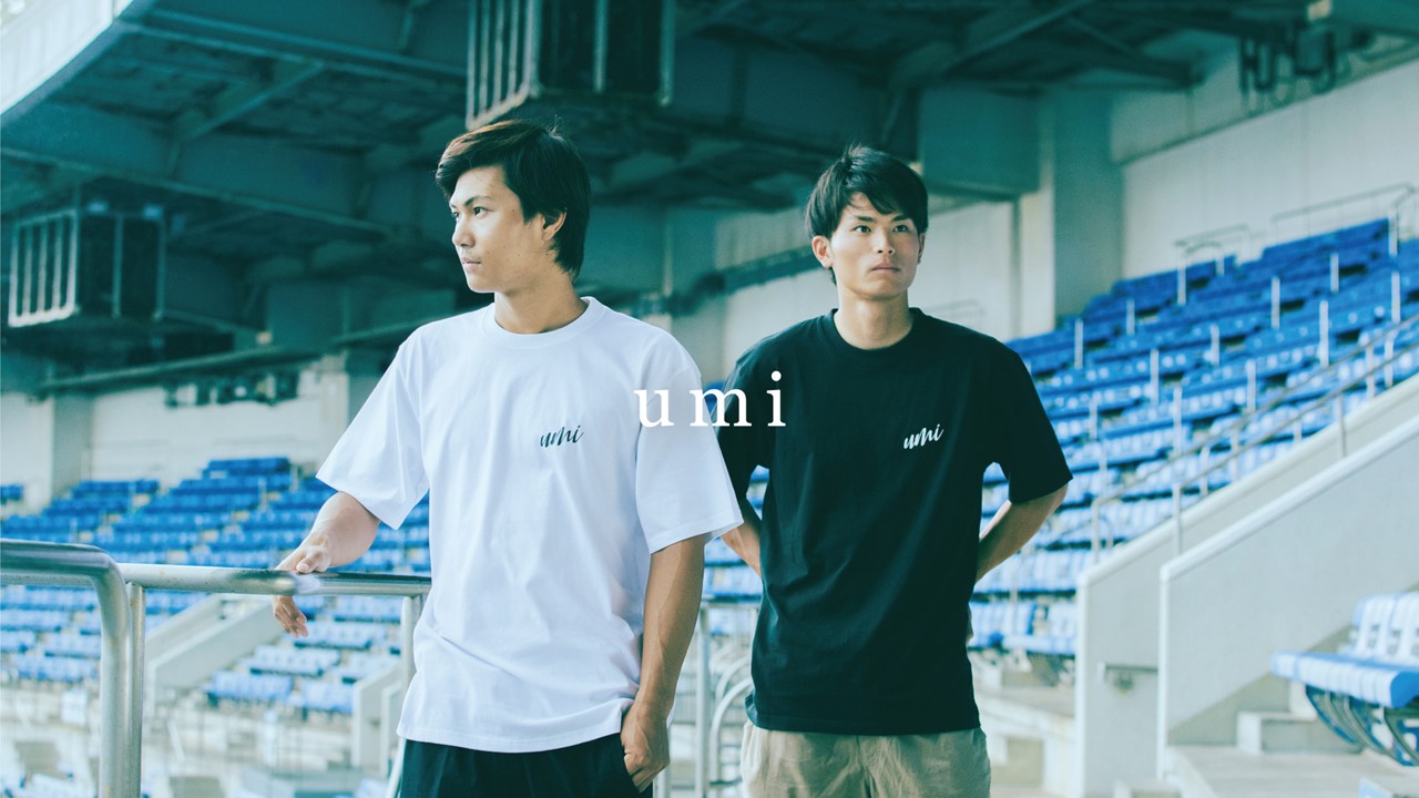 ライフスタイルブランド「umi」のTシャツを着用したロッテ藤原（左）と和田