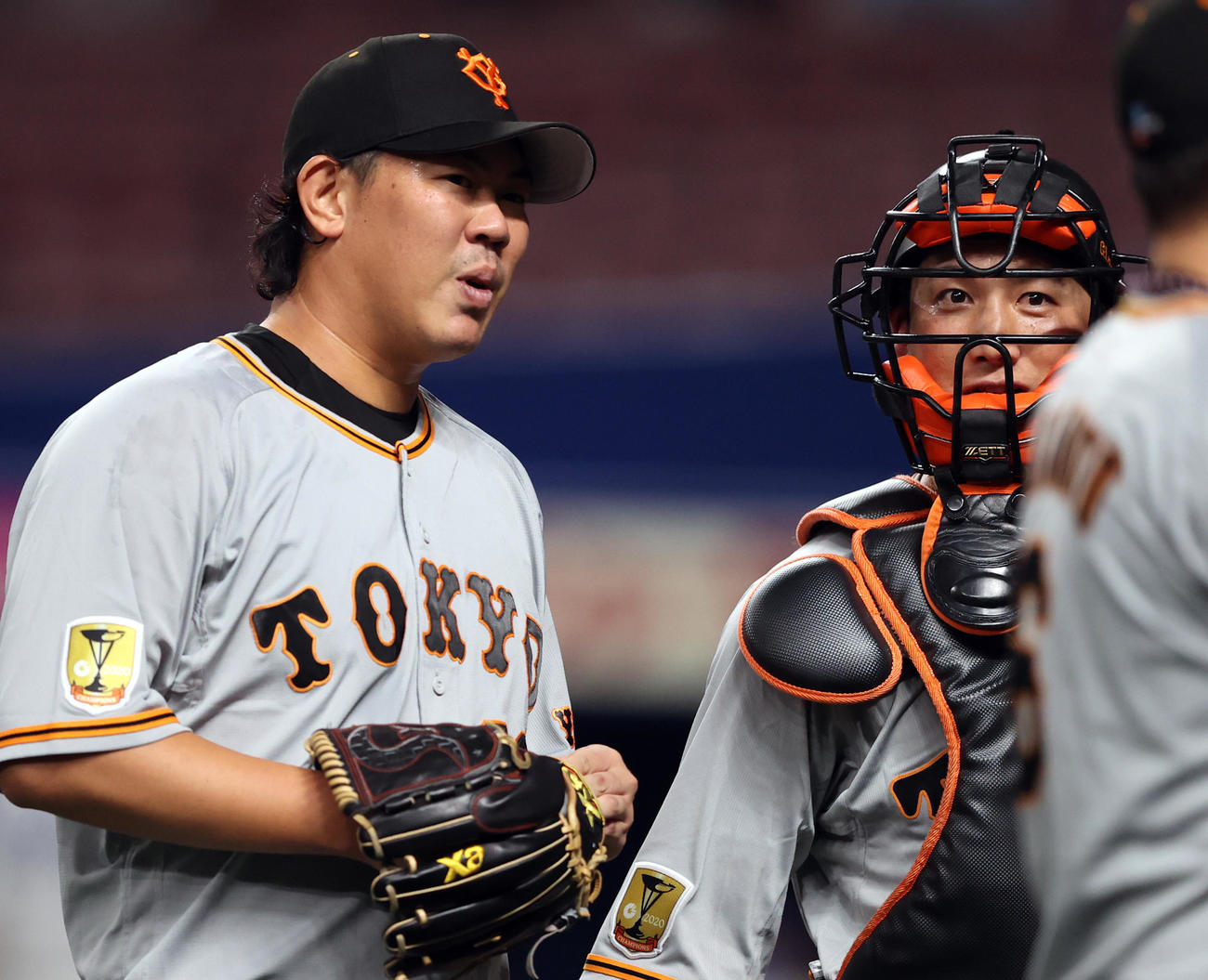 中日対巨人　1回裏を終え、浮かない表情で小林（右）と話をする山口（撮影・狩俣裕三）