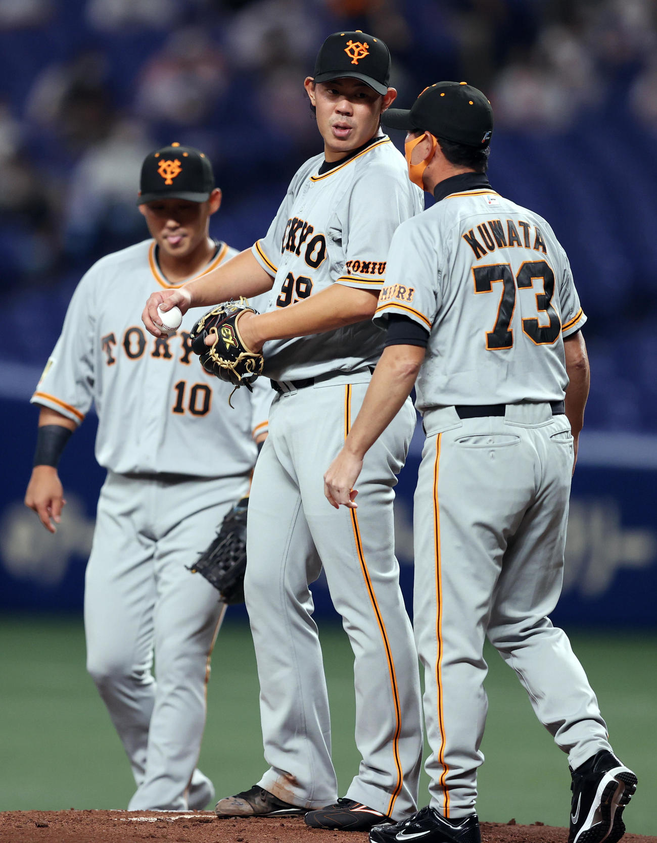 中日対巨人　1回裏途中、ピンチを招き、桑田投手チーフコーチ補佐（右）と話をする山口（中央）。左は中田（撮影・狩俣裕三）