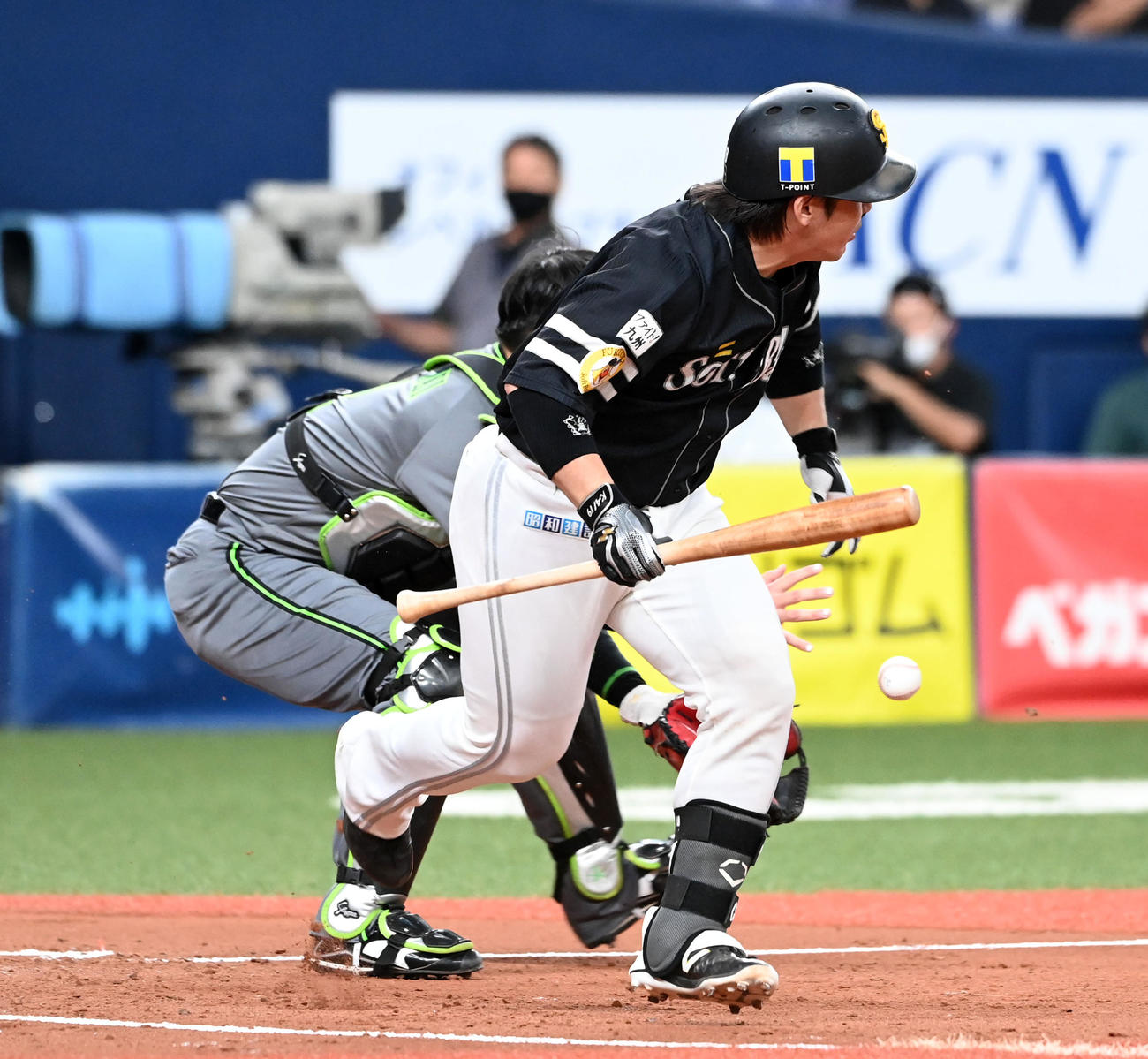 オリックス対ソフトバンク　3回表ソフトバンク無死一、二塁、甲斐は送りバント失敗（撮影・前岡正明）
