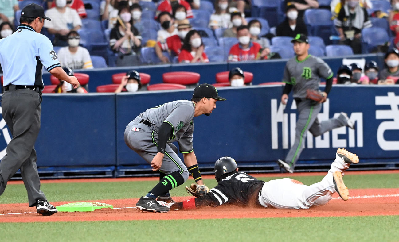 オリックス対ソフトバンク　3回表ソフトバンク無死一、二塁、甲斐が送りバントで封殺された松田に続いて今宮も三塁を狙ったがタッチアウト（撮影・前岡正明）