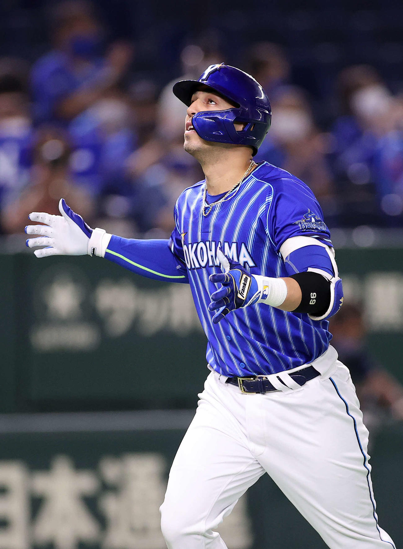 ヤクルト対DeNA 7回表DeNA2死、ソトは左越え本塁打を放ちポーズを決める（撮影・鈴木正人）