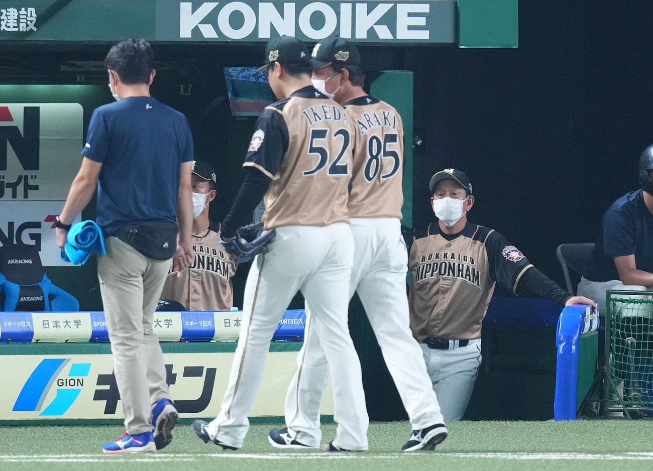 西武対日本ハム　5回裏途中、ベンチへ引き揚げる日本ハム池田（中央）を見つめる栗山監督（右）（撮影・横山健太）