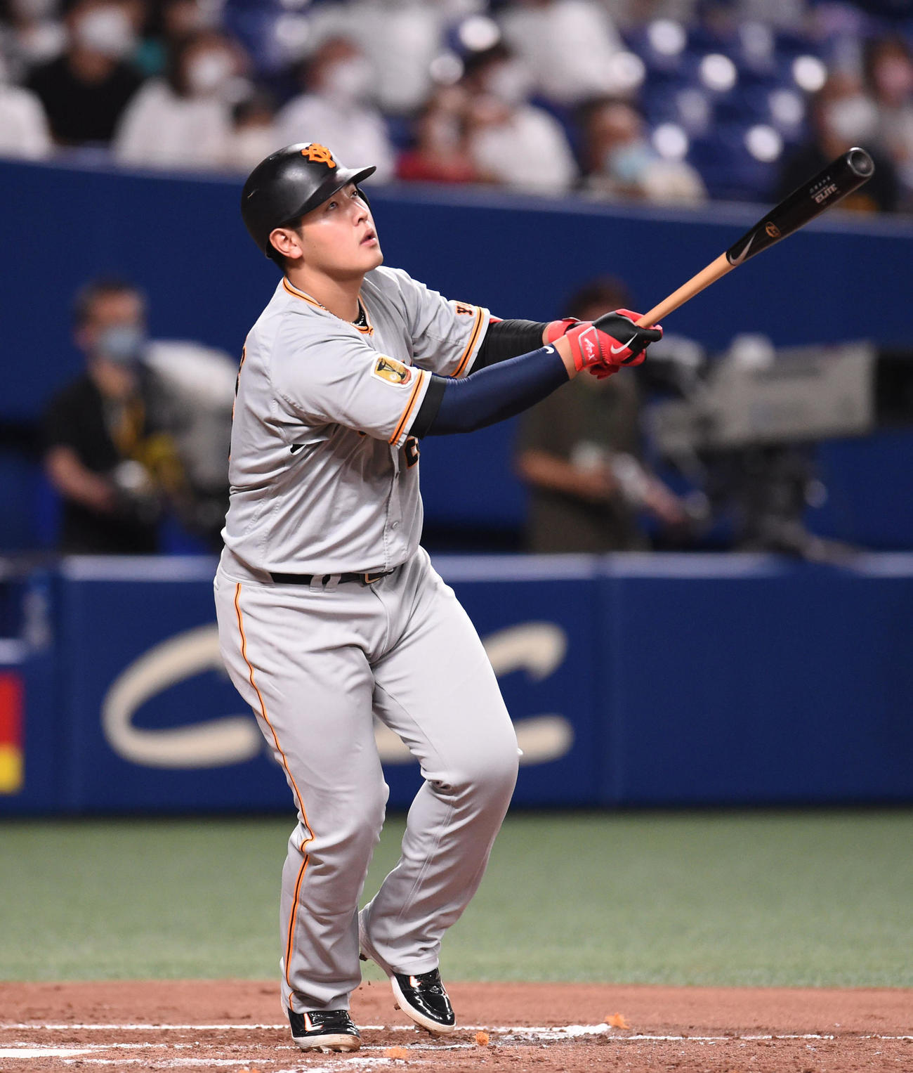 中日対巨人　4回表巨人2死、右越え本塁打を放つ岡本和（撮影・森本幸一）